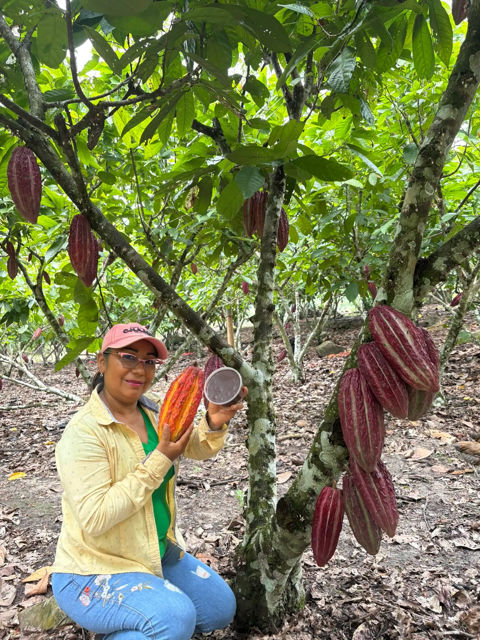 Familia Maranatha en el fundo con pasta de cacao