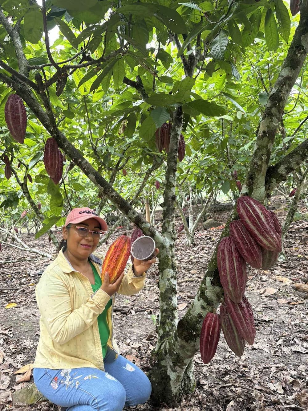 Familia Maranatha en el fundo con pasta de cacao